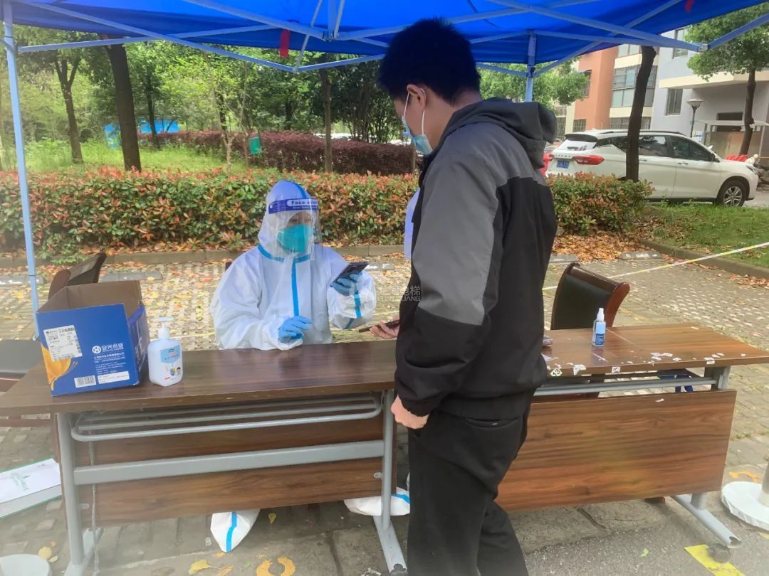 齊心抗疫，龍闖電梯與上海在一起444.jpg